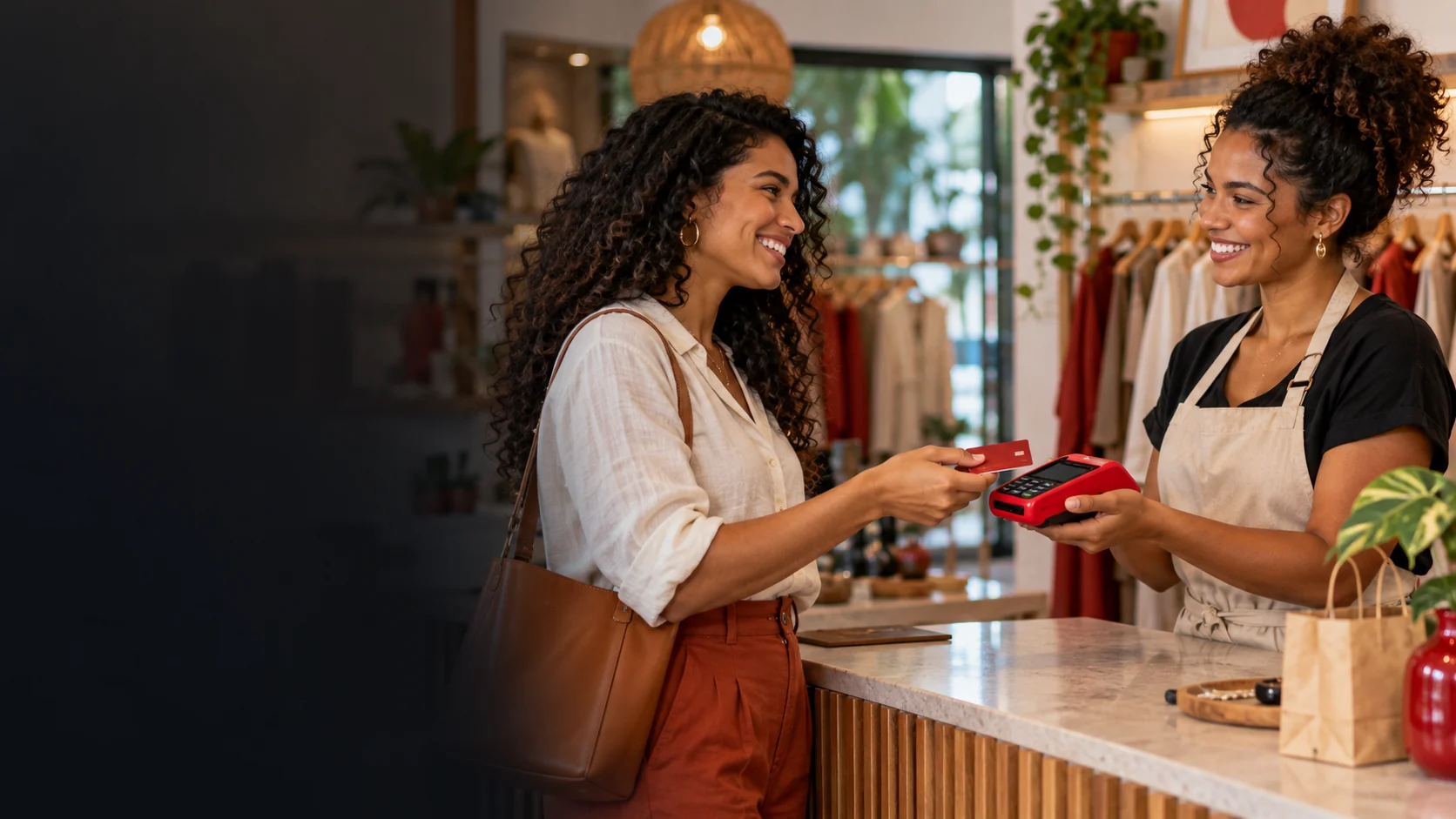 Cliente e comerciante concluem pagamento em uma loja, imagem ilustrativa